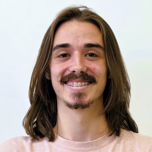 Graduado pelo Bacharelado de Ciência e Tecnologia da Ilum - Escola de Ciência (2022), instituição vinculada ao Centro Nacional de Pesquisa em Energia e Material (CNPEM), atua como assistente de pesquisa do Centro de Biologia Molecular e Engenharia Genética da Unicamp (CBMEG), com interesse na aplicação de métodos de Inteligência Artificial, Dinâmica Molecular e Docking Molecular na área de Drug Discovery. Durante a graduação teve contato com área de ciência de dados, biologia experimental, biologia computacional e ciência de materiais nos estágios curriculares da Ilum. Atuou no Laboratório Nacional de Luz Síncrotron (LNLS/Sirius), no Laboratório Nacional de Biorenováveis (LNBr) e Laboratório Nacional de Biociências (LNBio) com ênfase nas área de Machine Learning, tratamento de imagens biológicas, análise e produção de materiais, análise computacional de macromoléculas, cálculos de DFT para expansão de bibliotecas de compostos e análise para edição gênica com CRISPR/Cas9. Durante a graduação desenvolveu vários projetos com a linguagem de programação Python que podem ser vistos no repositório online: https://github.com/jpab2004/, incluindo seu trabalho com o MENACE: Caixas de fósforo que aprendem relacionado à Aprendizado de Maquina por Reforço. Cursou o ensino médio integrado ao técnico de informática pelo Colégio Técnico de Limeira da UNICAMP (COTIL), atuando principalmente no desenvolvimento de aplicativos móveis, softwares de desktop e websites.